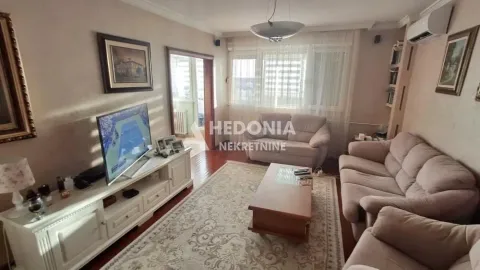 Dnevna soba sa garniturom, televizorom i izlazom na terasu. - image 2