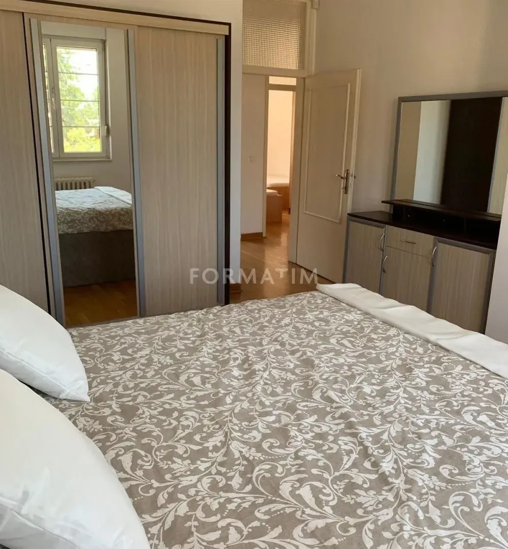 Izdavanje, četvorosoban stan, 125m², Savski Venac, Beograd