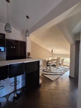 Moderna kuhinja sa šankom i trpezarijom u potkrovlju. - image 4