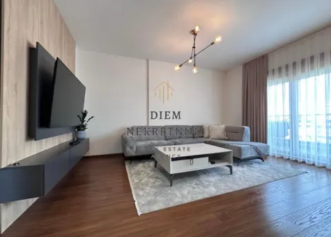Moderan i svijetao dnevni boravak sa garniturom i TV-om. - image 3