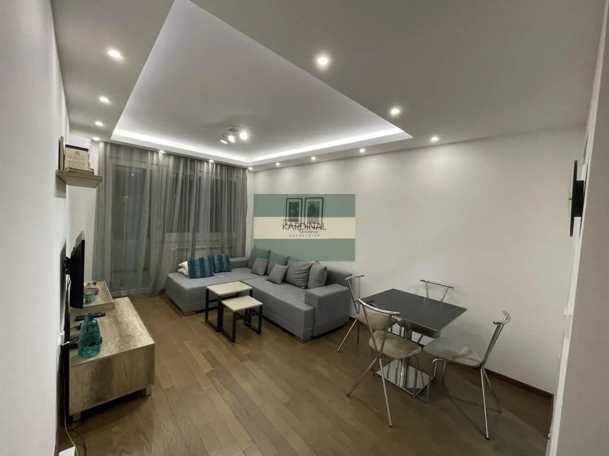 Izdavanje, dvosoban stan, 57m², Centar, Kragujevac