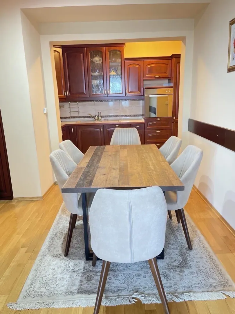 Izdavanje, trosoban stan, 100m², Centar, Podgorica