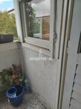 Manji balkon sa prozorom i saksijama sa cvećem. - image 17