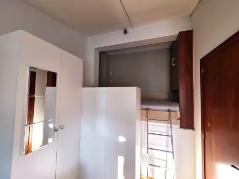 Manja spavaća soba sa krevetom na sprat i ugradnim plakarima. - image 13