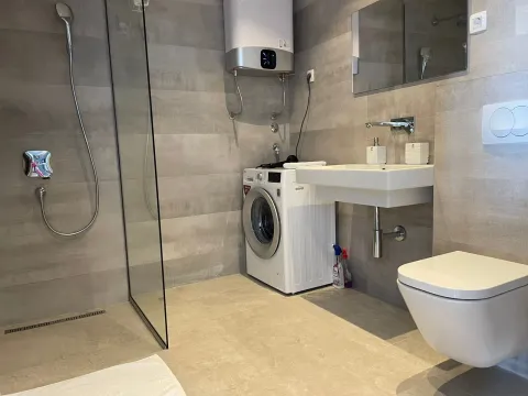 Savremeno opremljeno kupatilo sa tuš kabinom, umivaonikom, WC šoljom i mašinom za veš. - image 8
