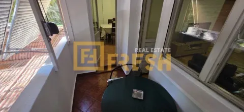 Natkriveni balkon sa garniturom za sjedenje i pogledom na krovove. - image 5