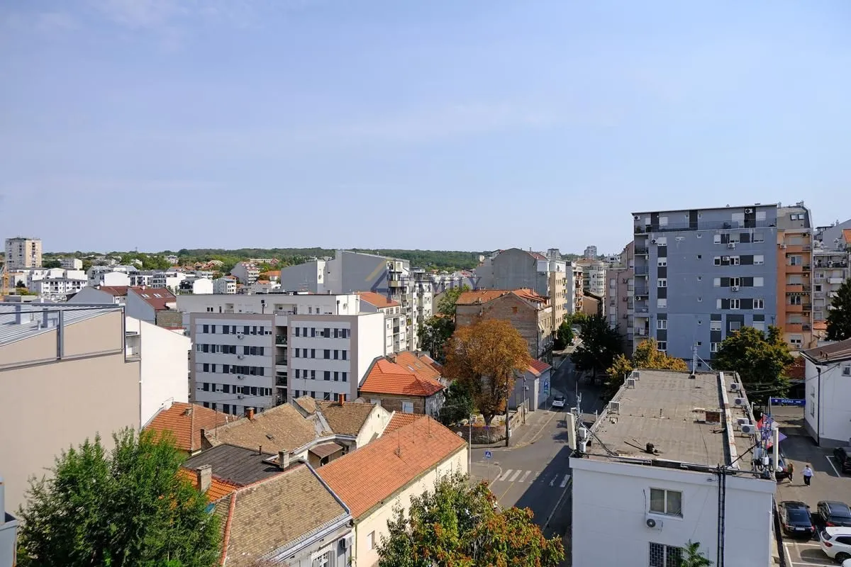 Pogled sa terase na gradsko naselje i ulice.