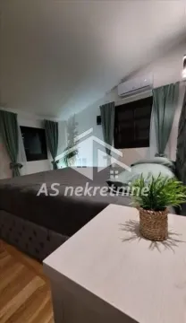 Spavaća soba sa bračnim krevetom i noćnim stočićem. - image 20