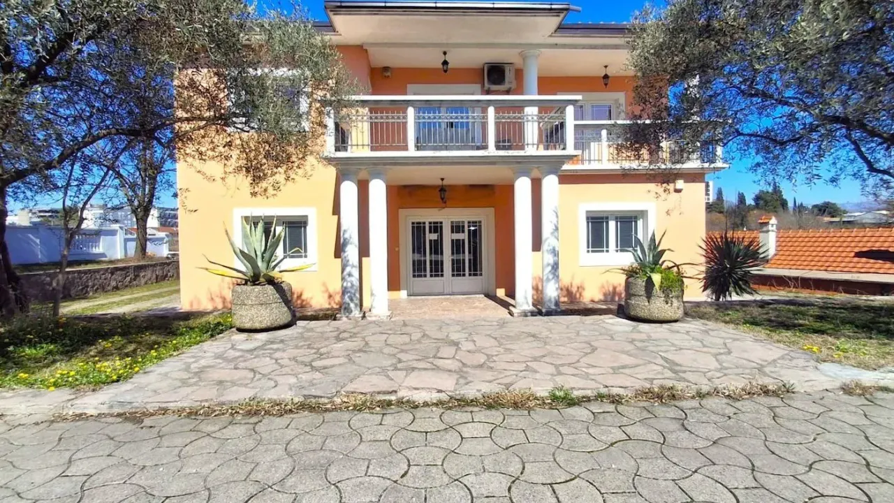 Rent, office space, 260m², Stara Varoš, Podgorica