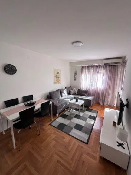 Izdavanje, dvosoban stan, 56m², Podgorica, Crna Gora
