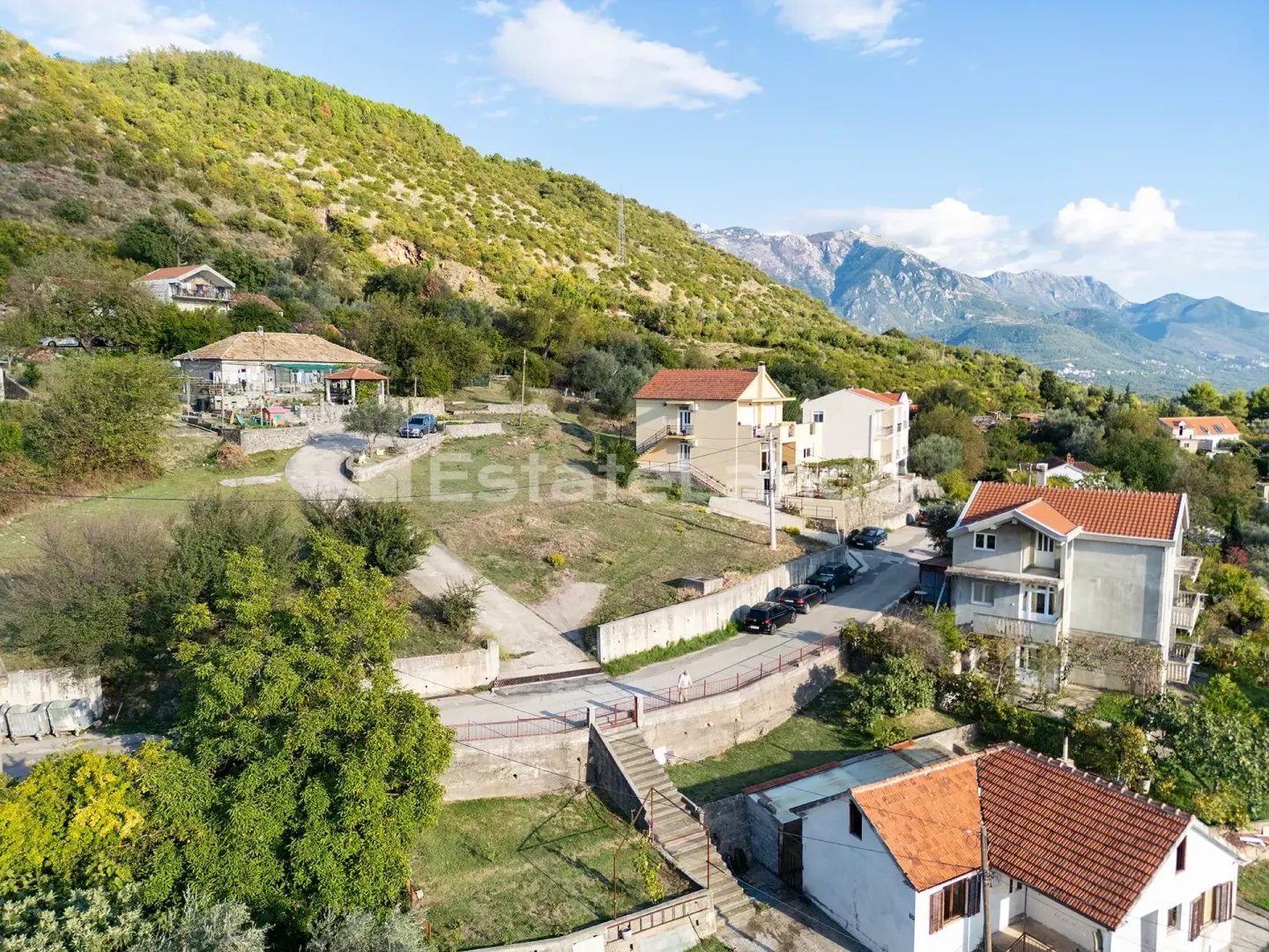 Pogled iz vazduha na okolinu i kuće u mirnom naselju.