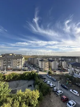 Pogled sa prozora na okolne stambene zgrade i parking. - image 9