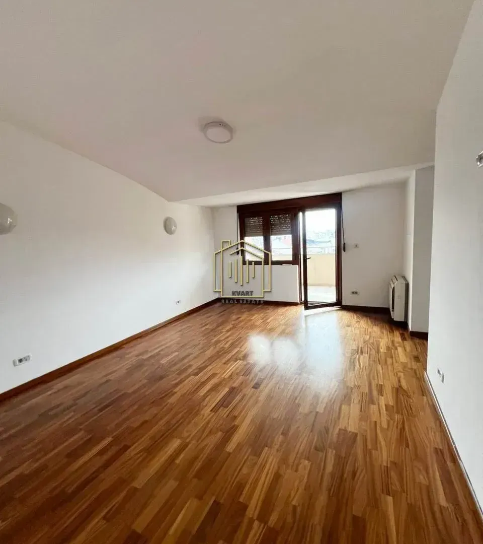 Prodaja, četvorosoban stan, 220m², Preko Morače, Podgorica