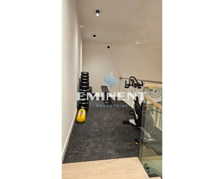 Izdavanje, četvorosoban stan, 160m², Savski Venac, Beograd