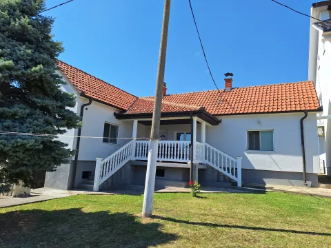 Eksterijer porodične kuće sa dvorištem i terasom. - image 3