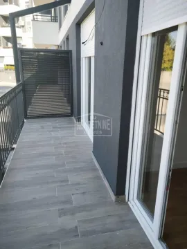 Prostrana terasa sa pločicama i metalnom ogradom. - image 6