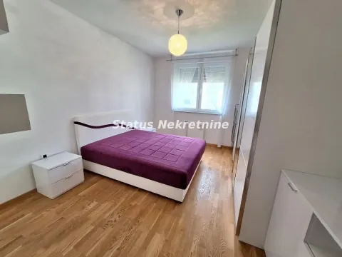 Spavaća soba sa bračnim krevetom, plakarom i prozorom. - image 5