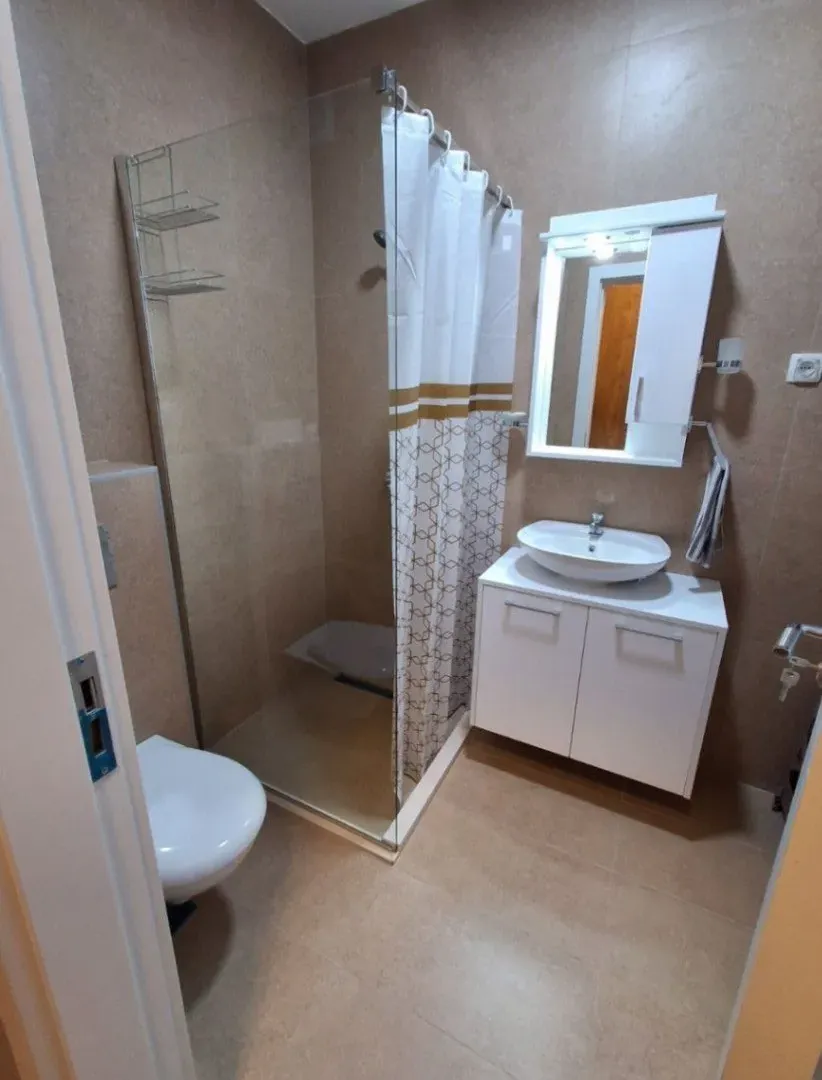 Izdavanje, jednosoban stan, 42m², Tološi, Podgorica
