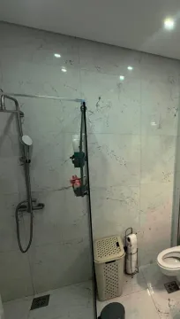 Moderno opremljeno kupatilo sa tuš kabinom. - image 5