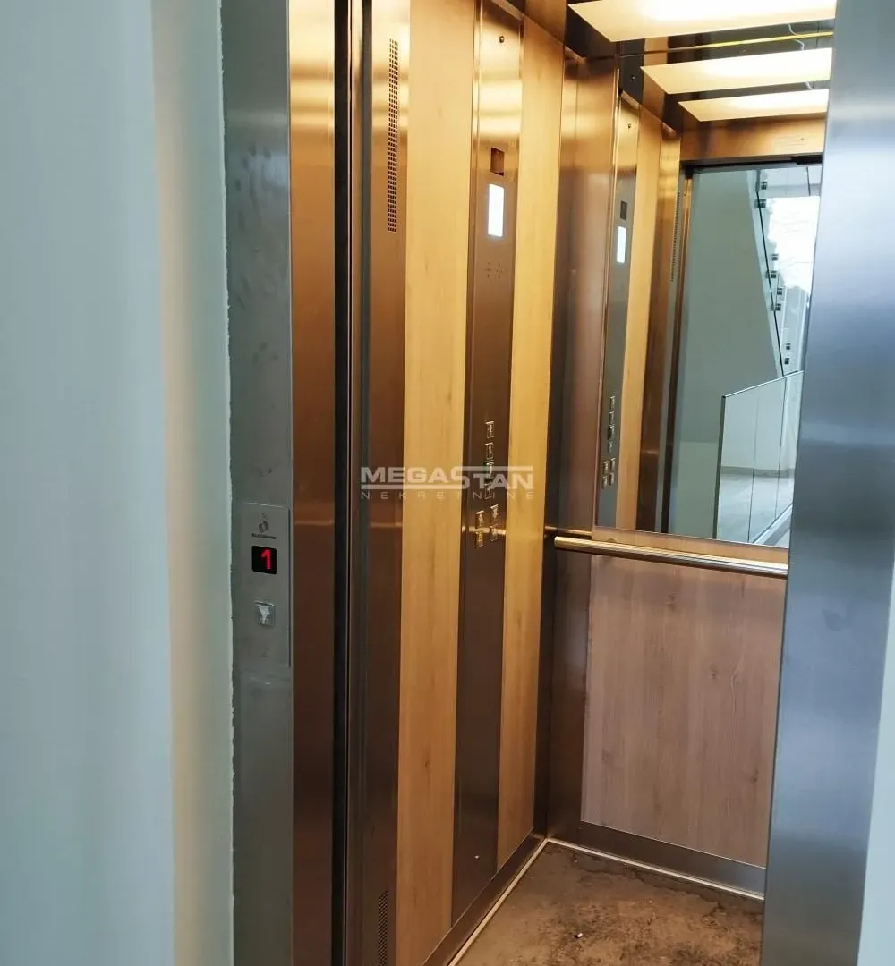 Izdavanje, četvorosoban stan, 177m², Savski Venac, Beograd