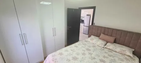 Namještena spavaća soba sa bračnim krevetom i ugradnim plakarom. - image 7