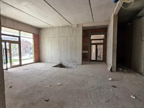 Izdavanje, poslovni prostor, 350m², Central Point, Podgorica - image 1