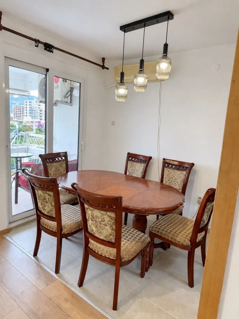 Izdavanje, trosoban stan, 80m², Centar, Bar
