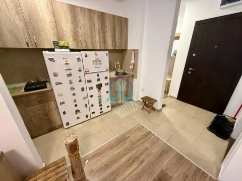 Manja kuhinja sa drvenim elementima i frižiderom u predsoblju stanovanja. - image 8