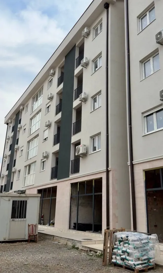 Spoljašnji izgled višestambene stambene zgrade.
