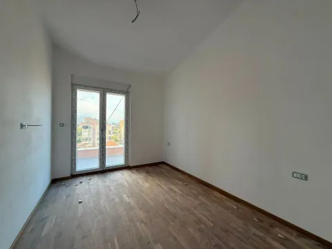Prazna prostorija u novogradnji sa parketom i balkonskim vratima. - image 10