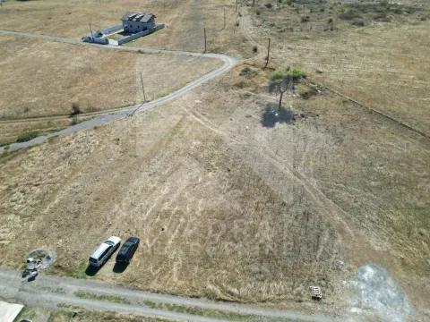 Pogled iz vazduha na zemljište i okolni krajolik. - image 4