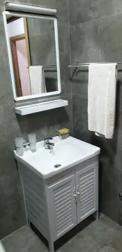 Kupatilski lavabo sa ormarićem i ogledalom. - image 14