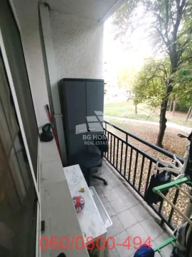 Manji natkriveni balkon sa metalnom ogradom i pogledom na zelenilo. - image 17