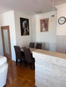 Trpezarija sa stolom i stolicama u sklopu dnevnog boravka. - image 4