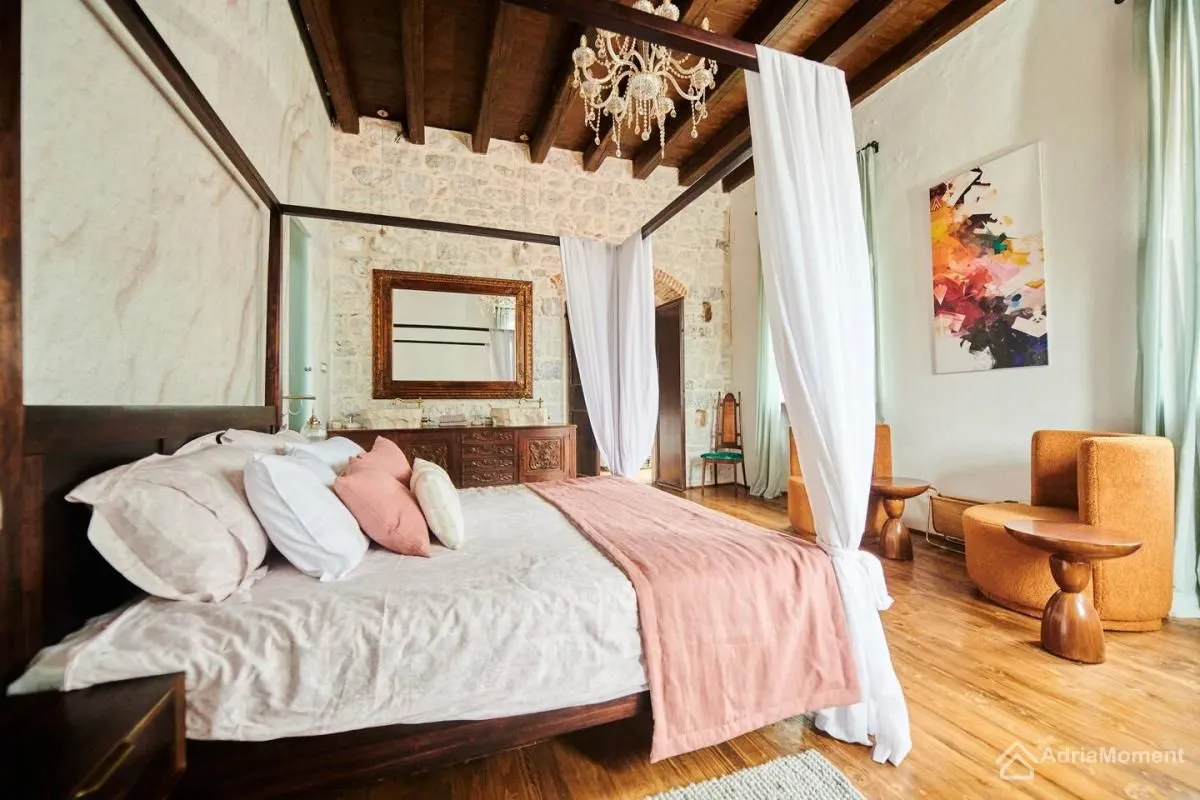 Prodaja, dvosoban stan, 129m², Dobrota, Kotor