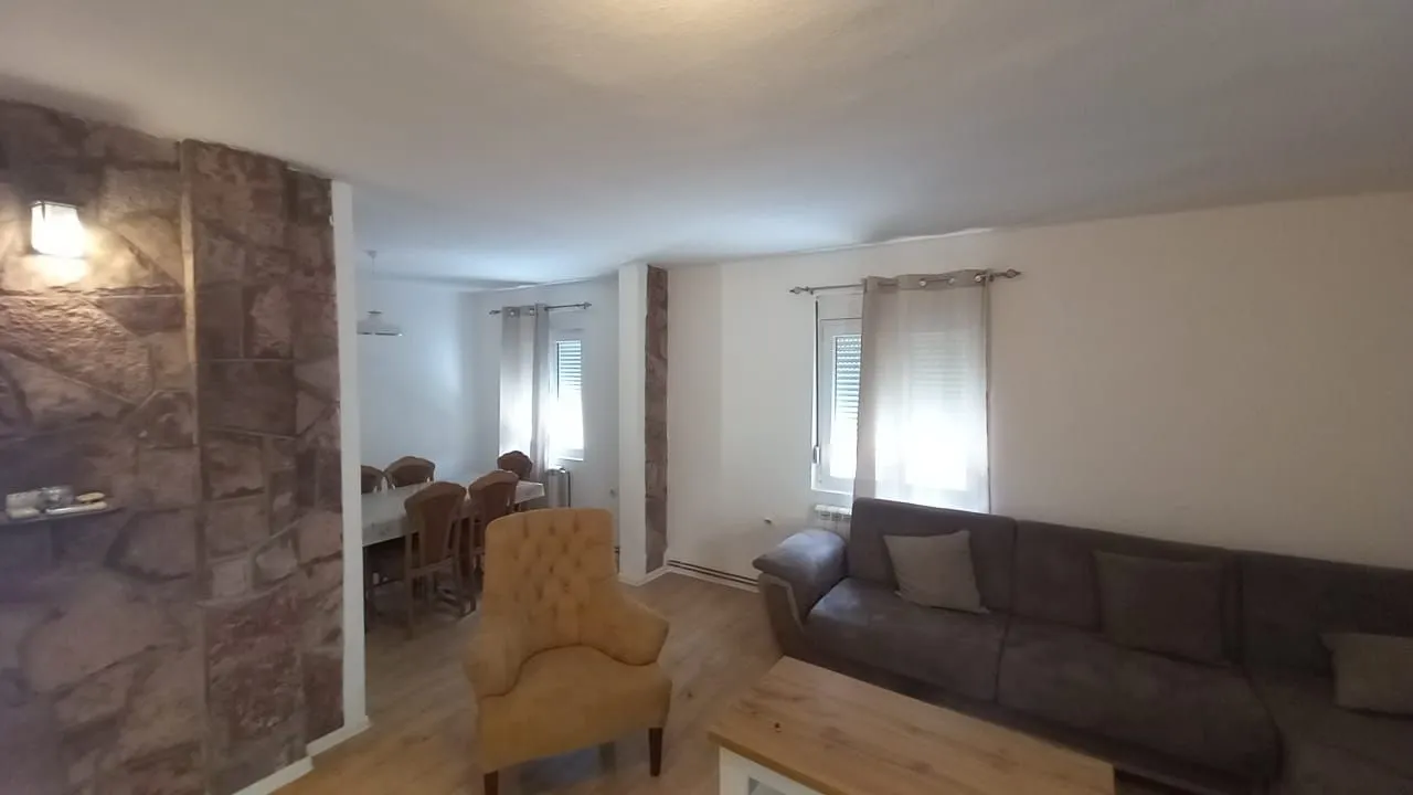 Izdavanje, kuća, 200m², Blok 9, Podgorica