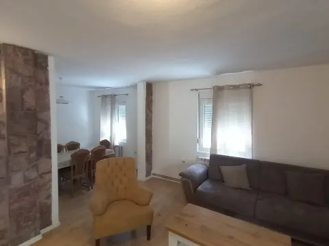 Rent, house, 200m², Blok 9, Podgorica - image 2