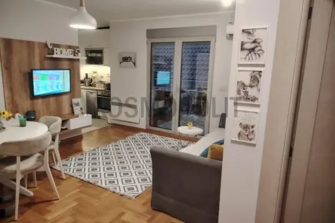 Dnevna soba povezana sa trpezarijom i kuhinjom, sa izlazom na terasu. - image 2
