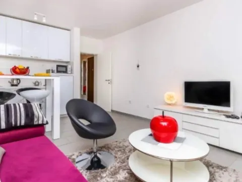 Izdavanje, jednosoban stan, 50m², Kotor, Crna Gora - image 4