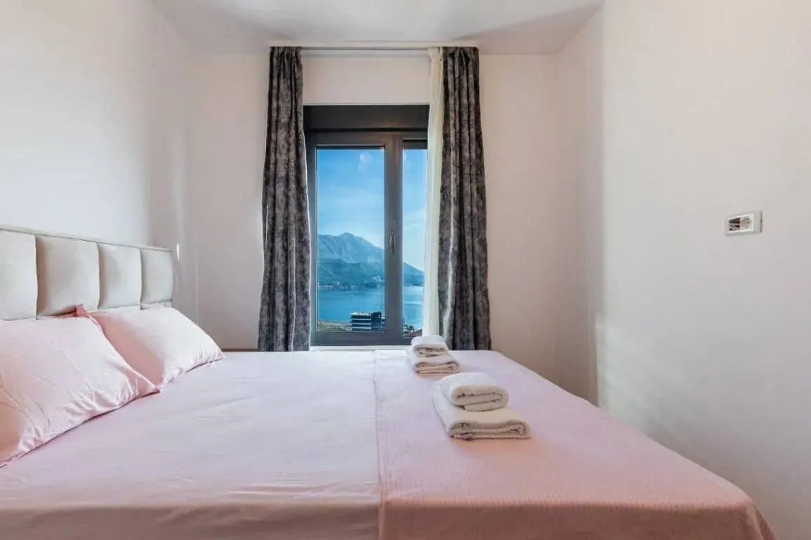 Rent, two bedroom apartment, 65m², Bečići, Budva