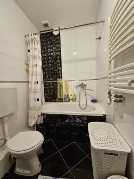 Kupatilo opremljeno kadom, toaletom i belim radijatorom. - image 17