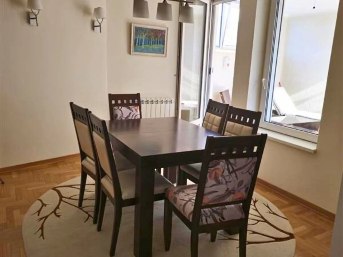 Izdavanje, trosoban stan, 82m², Dedinje Sve Podlokacije, Beograd