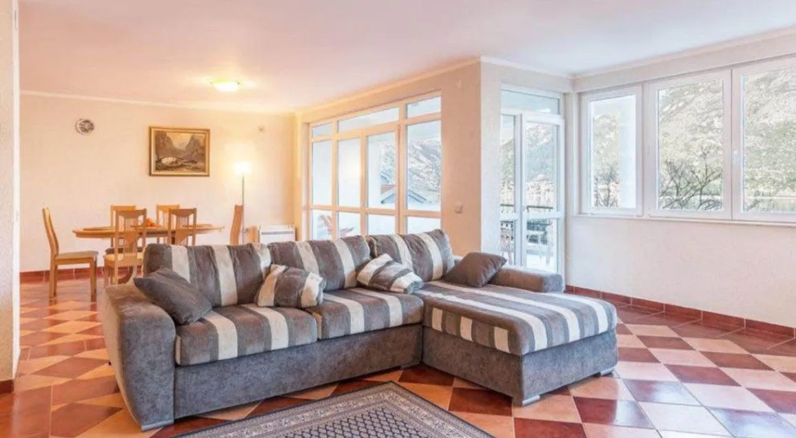 Prodaja, trosoban stan, 132m², Stoliv, Kotor