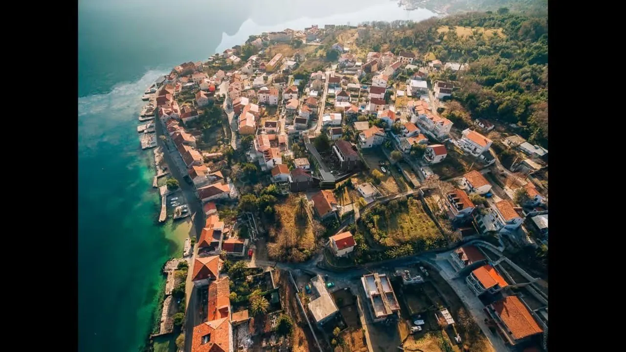 Pogled iz vazduha na priobalno naselje i more.