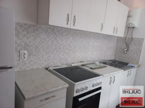 Manja bela kuhinja sa šporetom, frižiderom i sudoperom. - image 7