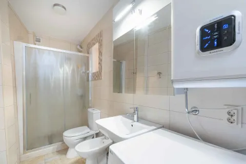 Kupatilo opremljeno tuš kabinom, umivaonikom, toaletom i bideom. - image 6