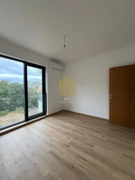 Prazna soba sa laminatom, bijelim zidovima i drvenim vratima. - image 4