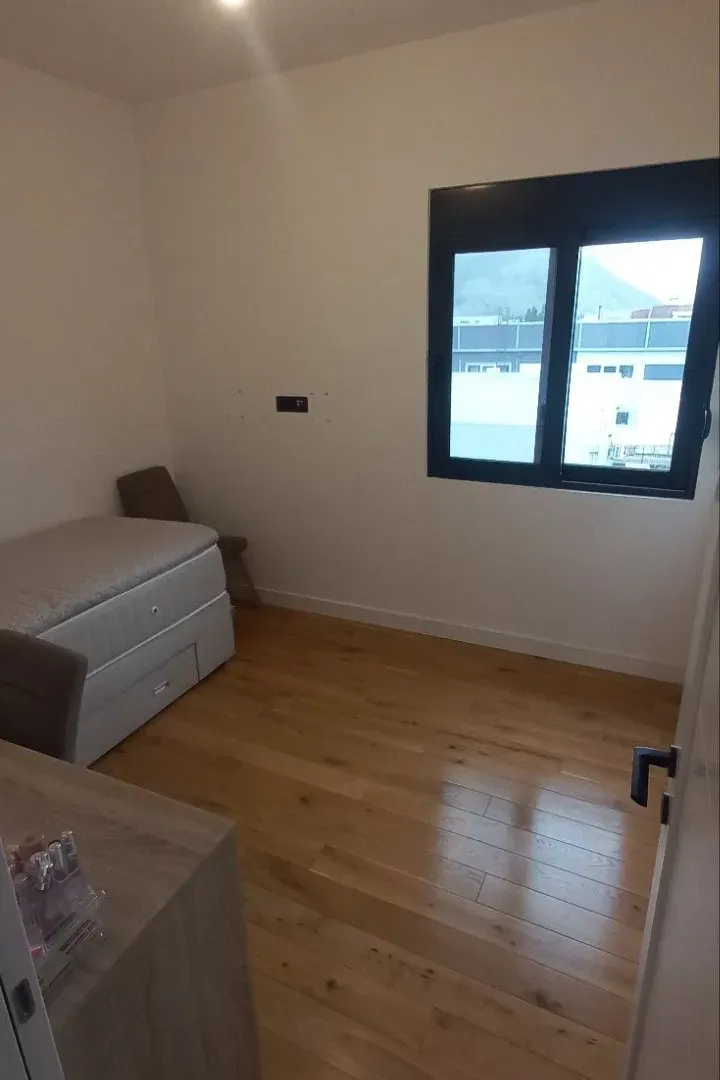 Izdavanje, kuća, 180m², Gornja Gorica, Podgorica