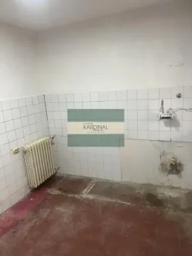 Starija kuhinja za renoviranje sa keramičkim pločicama i radijatorom. - image 3