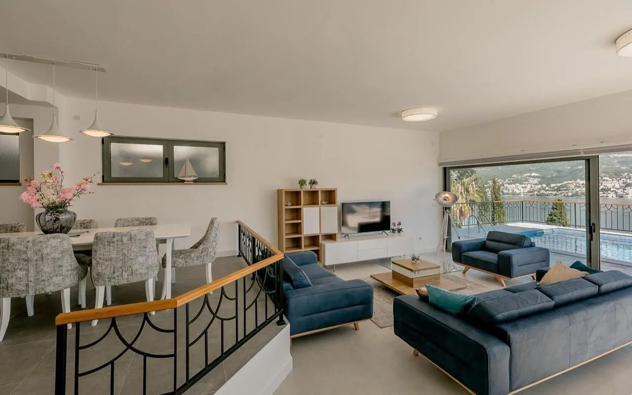 Prodaja, četvorosoban stan, 236m², Njivice, Herceg Novi